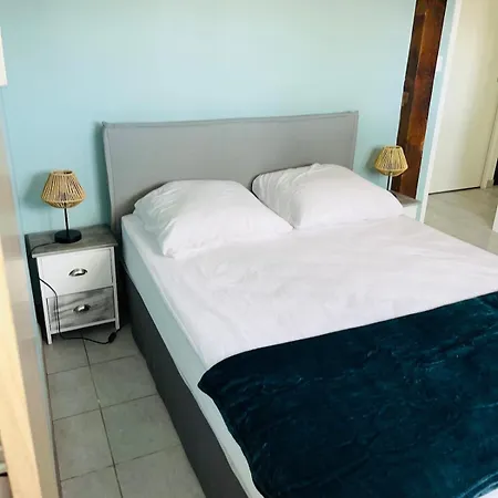 A La Campagne, Piscine Classe Trois-etoiles N2 *