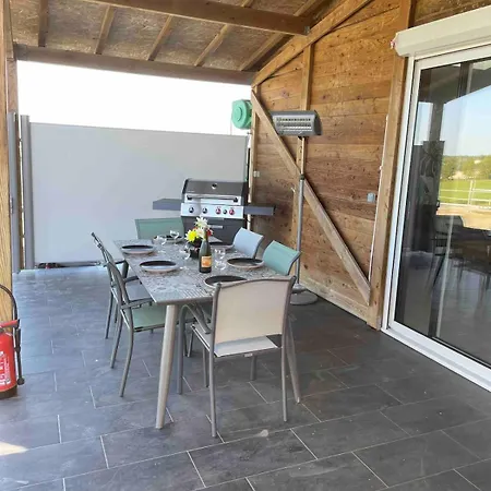 A La Campagne, Piscine Classe Trois-etoiles N2 * Verruyes