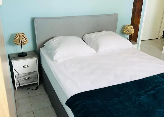 A La Campagne, Piscine Classe Trois-etoiles N2 *